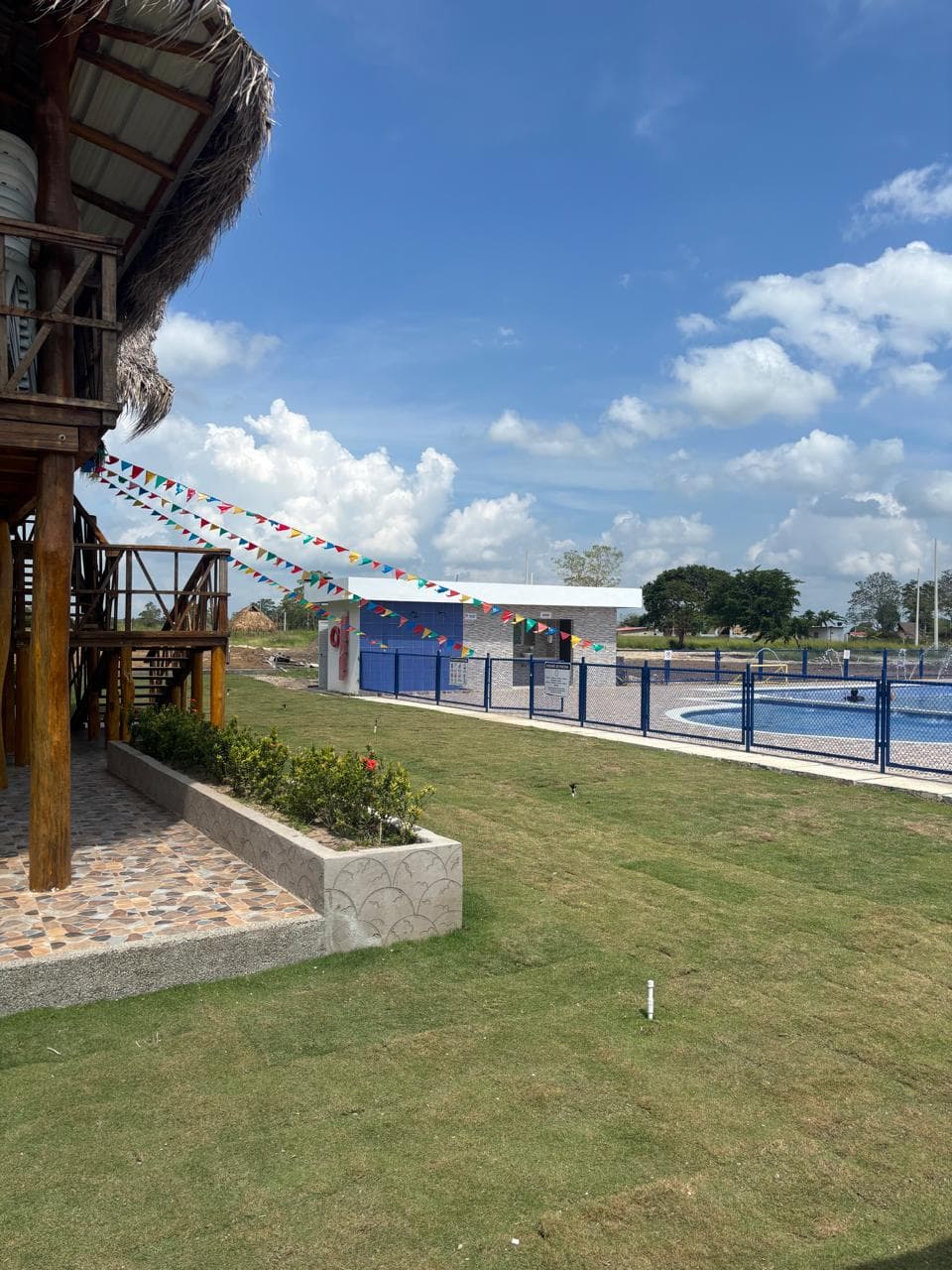 Piscina y palapa de Club El Dorado Campestre